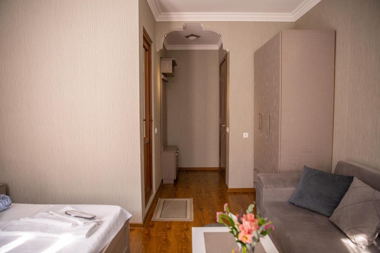 Family Hotel Kolorit Old Tbilisi Exteriör bild
